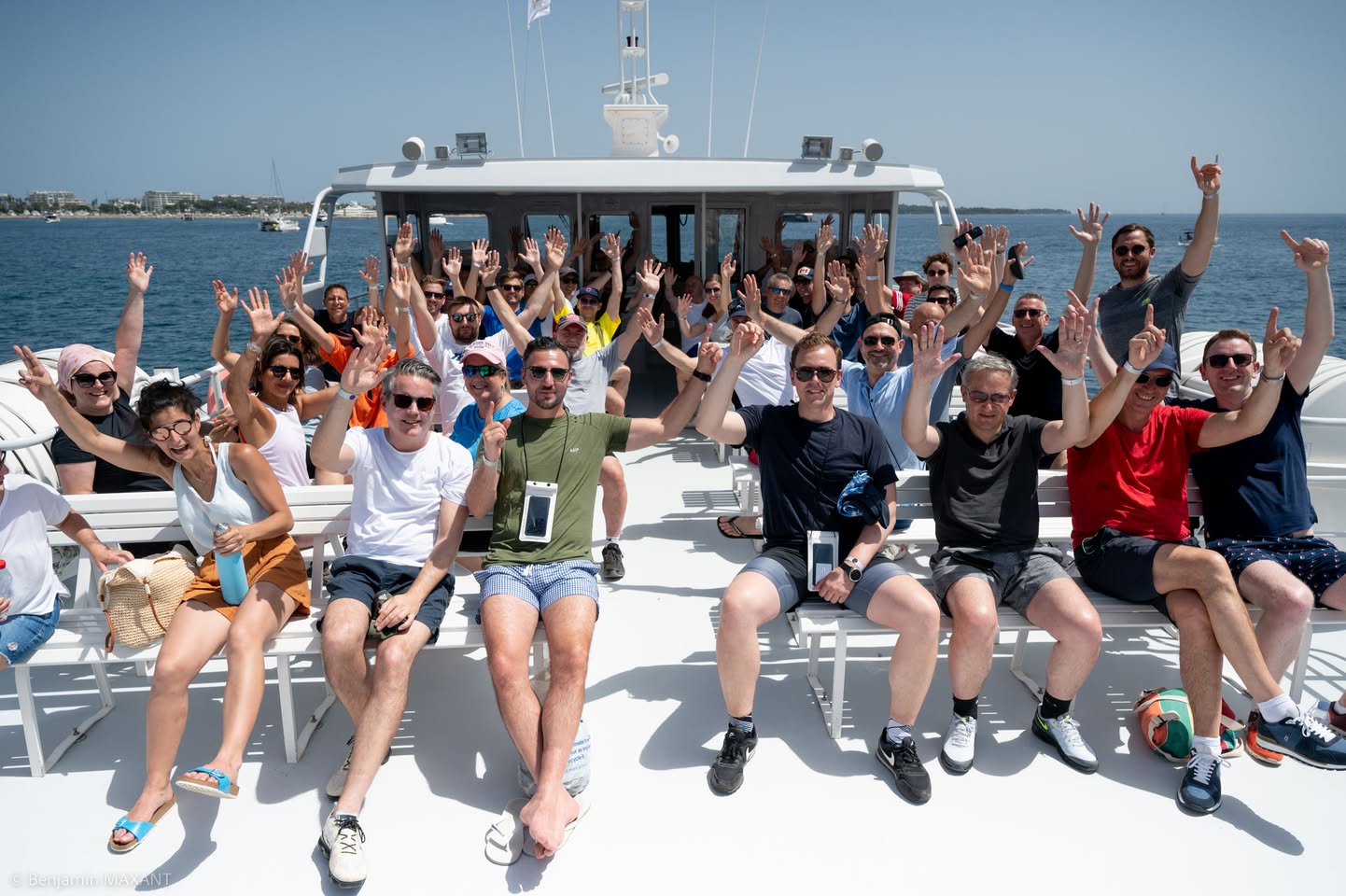 Équipe d'entreprise à bord du bateau pour la traversée vers les îles de Lérins, Cannes