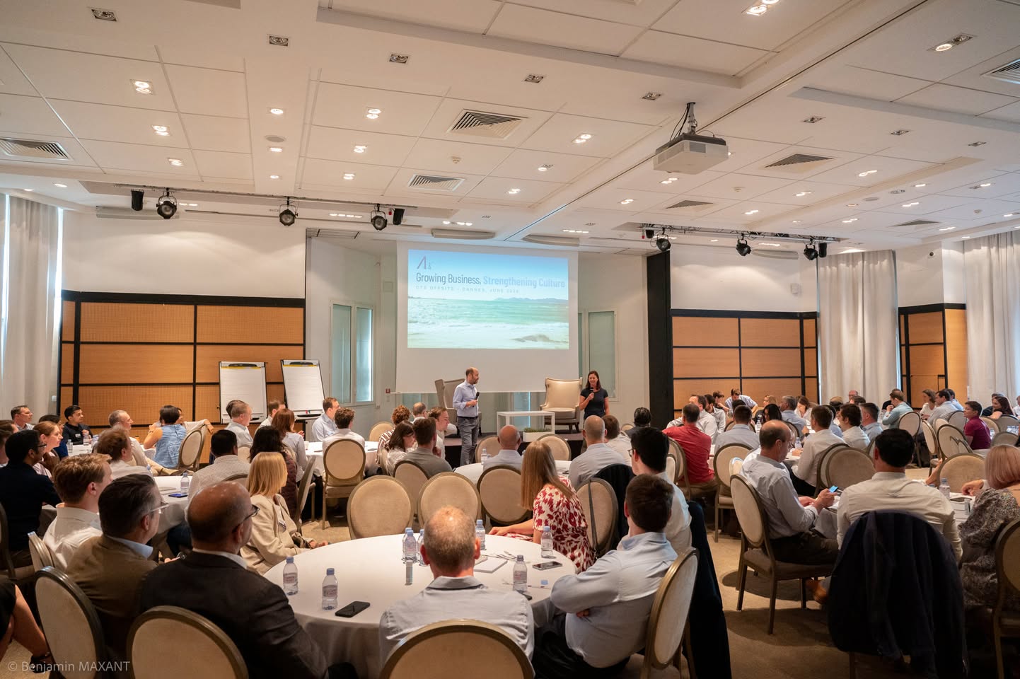 Réunion plénière du séminaire d'entreprise à l'Hôtel Barrière Le Majestic Cannes