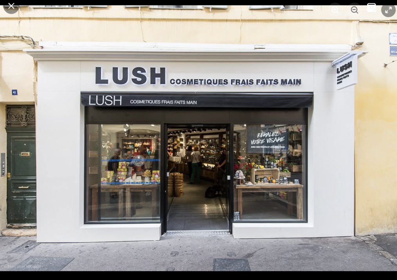 Façade du magasin Lush à Aix-en-Provence, reportage photo immobilier commercial
