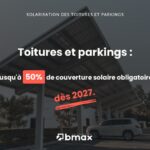 Ombrière photovoltaïque au-dessus d'un parking d'entreprise avec une voiture garée dessous, illustrant l'obligation de solarisation des toitures et parkings.