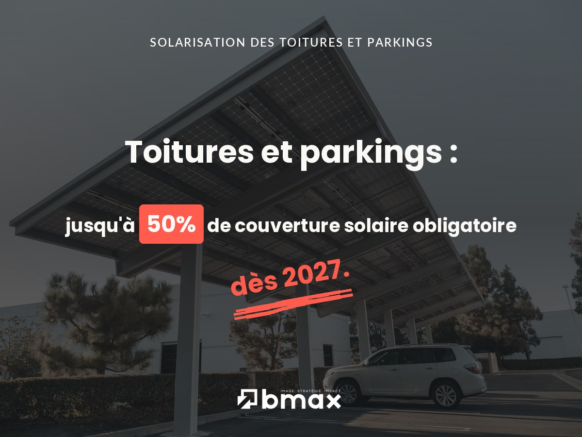 Ombrière photovoltaïque au-dessus d'un parking d'entreprise avec une voiture garée dessous, illustrant l'obligation de solarisation des toitures et parkings.